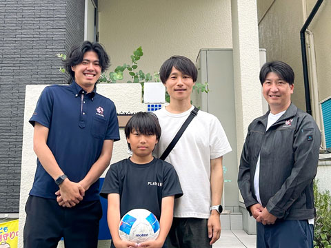 Ｓ様親子と弊社営業西田（左）と工事本部長向井（右）